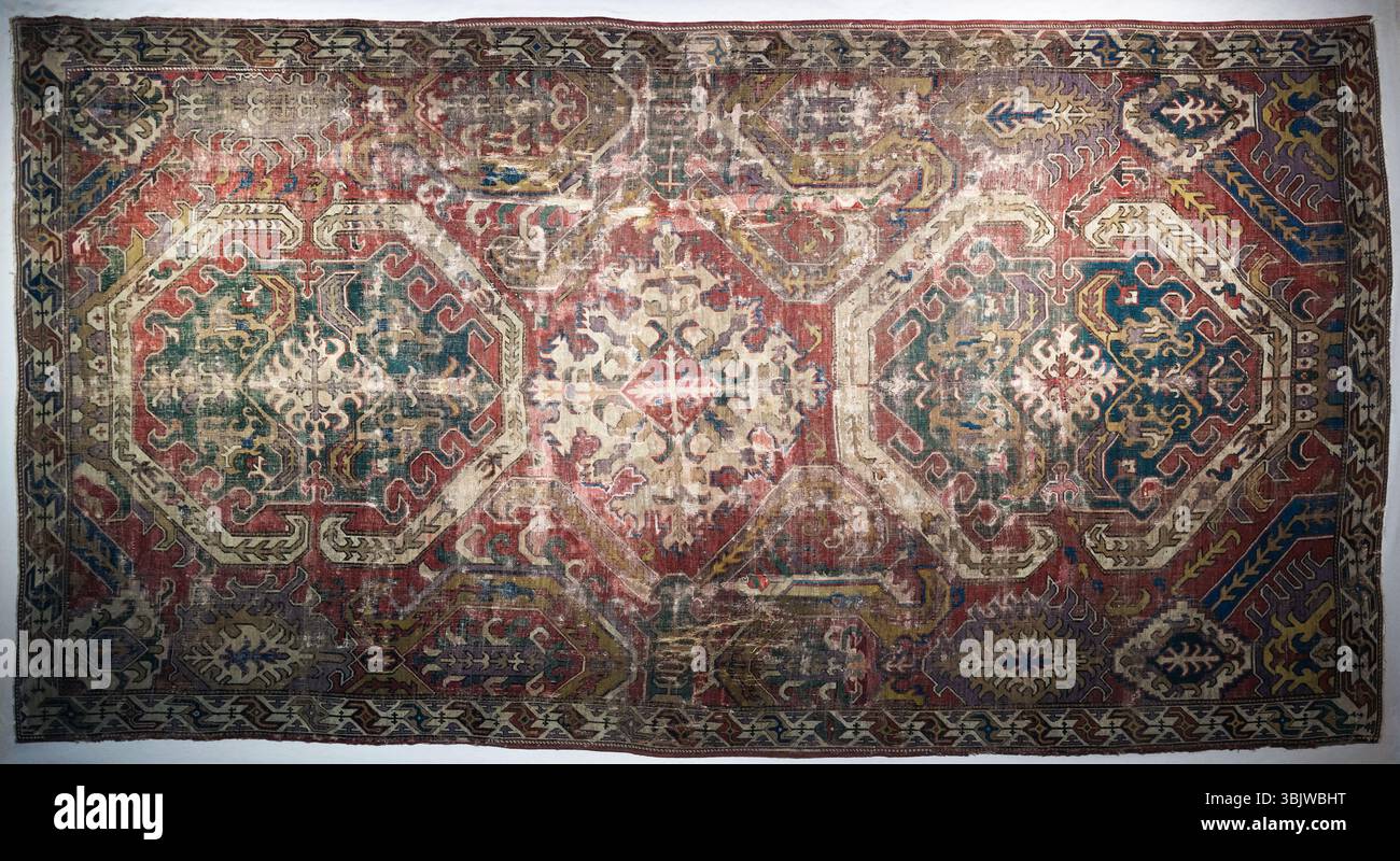 Tappeto antico ricco di dettagli con squisiti disegni geometrici e un'estetica vintage. Ideale per temi di cultura, artigianato e tradizione Foto Stock