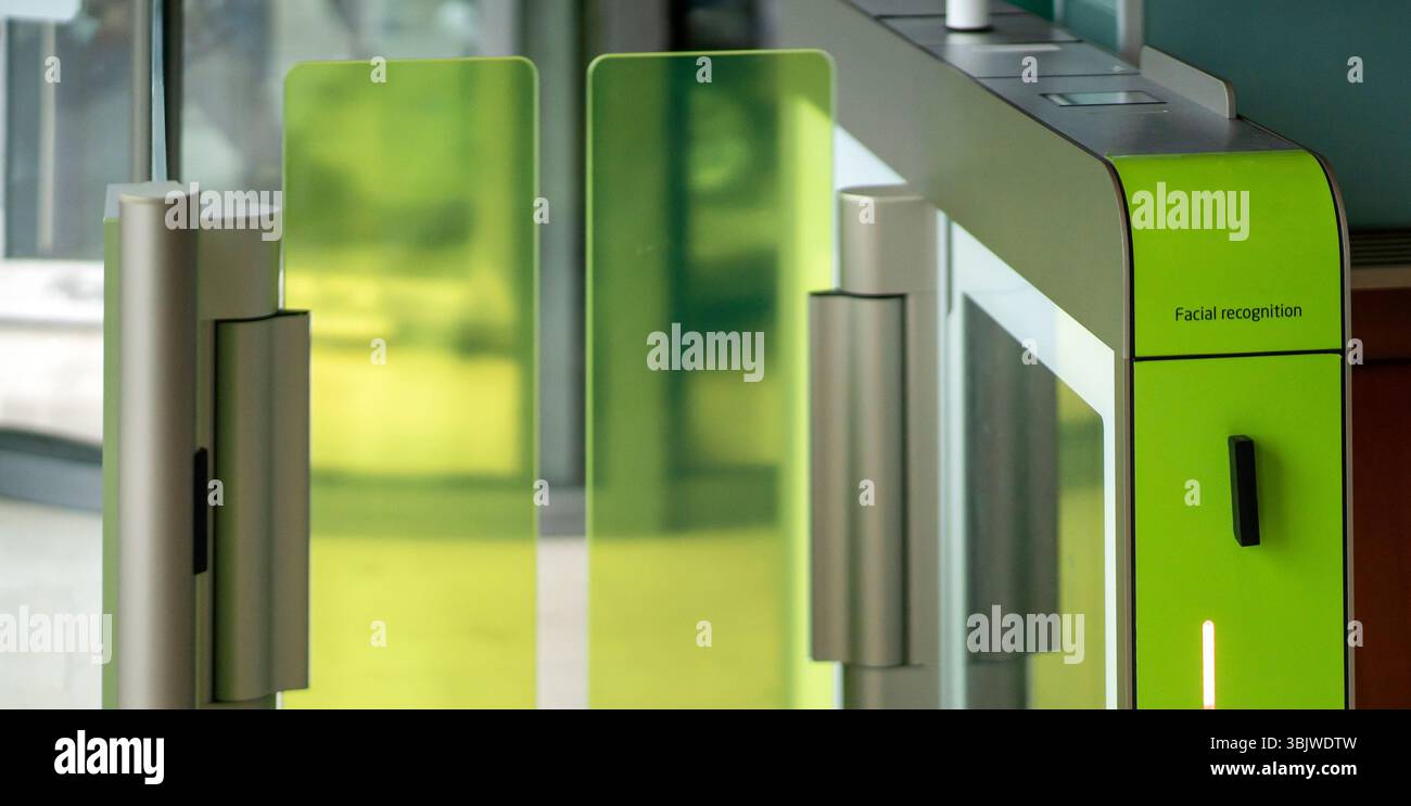Checkpoint con controllo dei documenti e dei biglietti prima dell'imbarco sul volo, check-in al controllo doganale all'ingresso nel paese. Cancelli elettronici Foto Stock