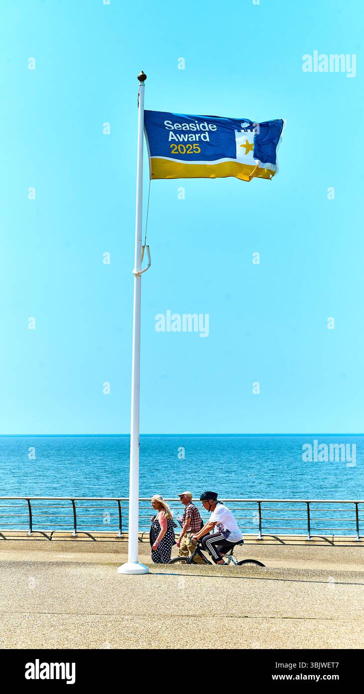 D'estate, sul lungomare di Blackpool, sventolano bandiere premiate Foto Stock