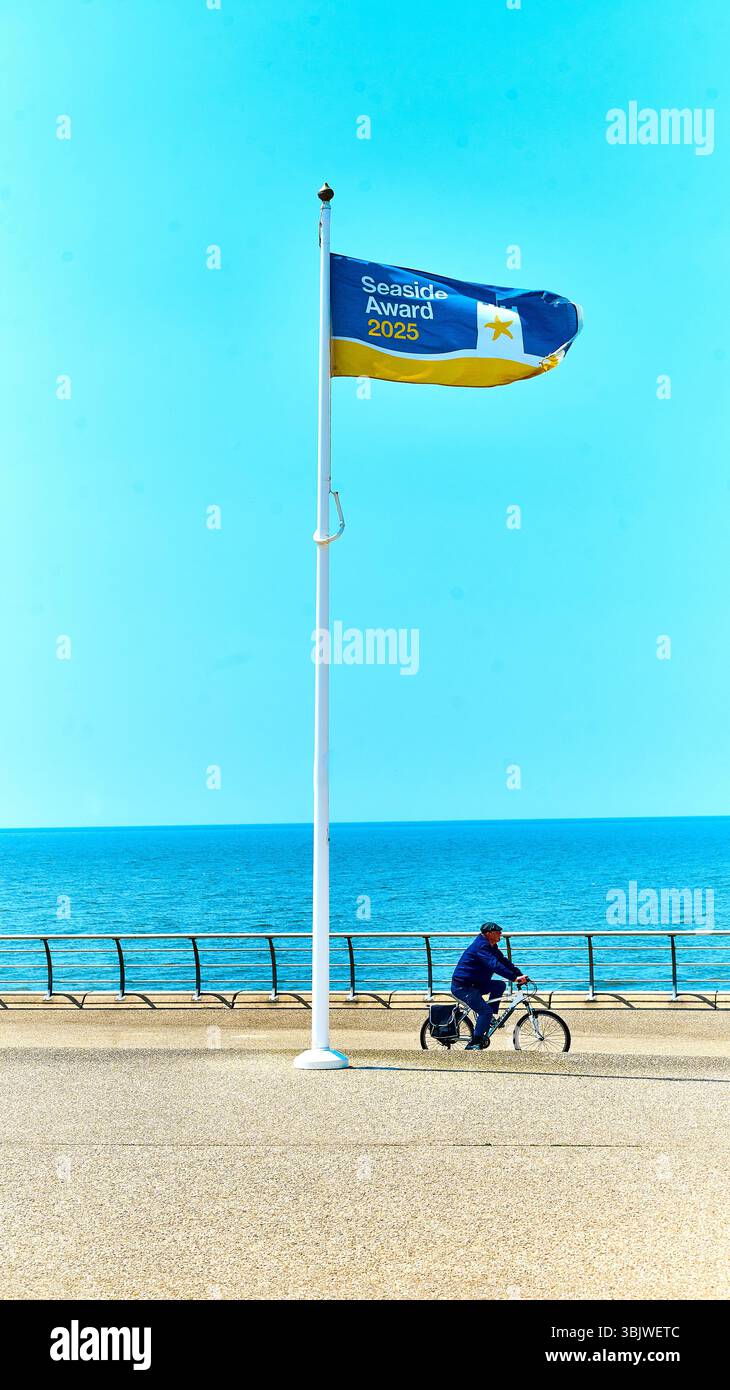 D'estate, sul lungomare di Blackpool, sventolano bandiere premiate Foto Stock