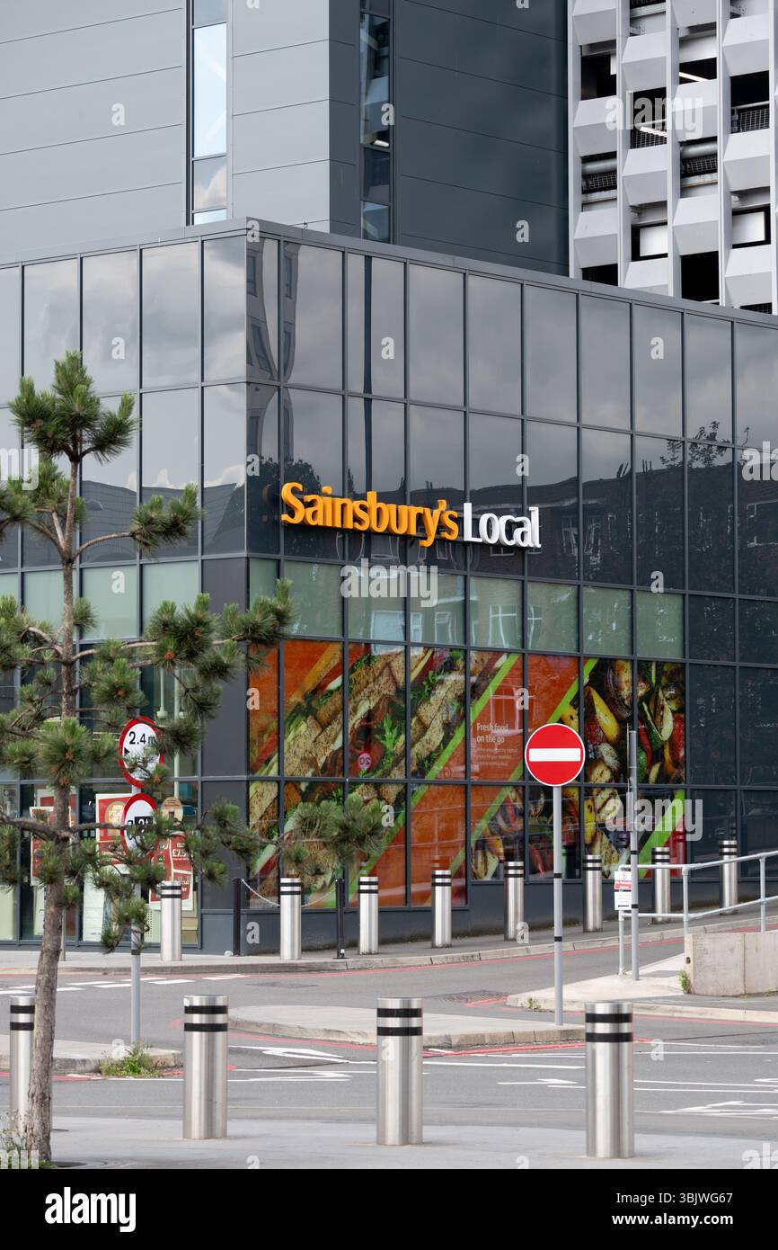 Negozio locale di Sainsbury, Station Square, Coventry, West Midlands, Regno Unito Foto Stock