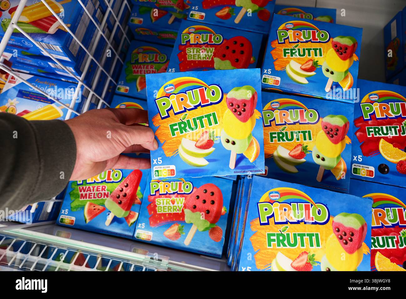 Il marchio Nestlé Pirulo frutti popsicles in un negozio di alimentari Foto Stock