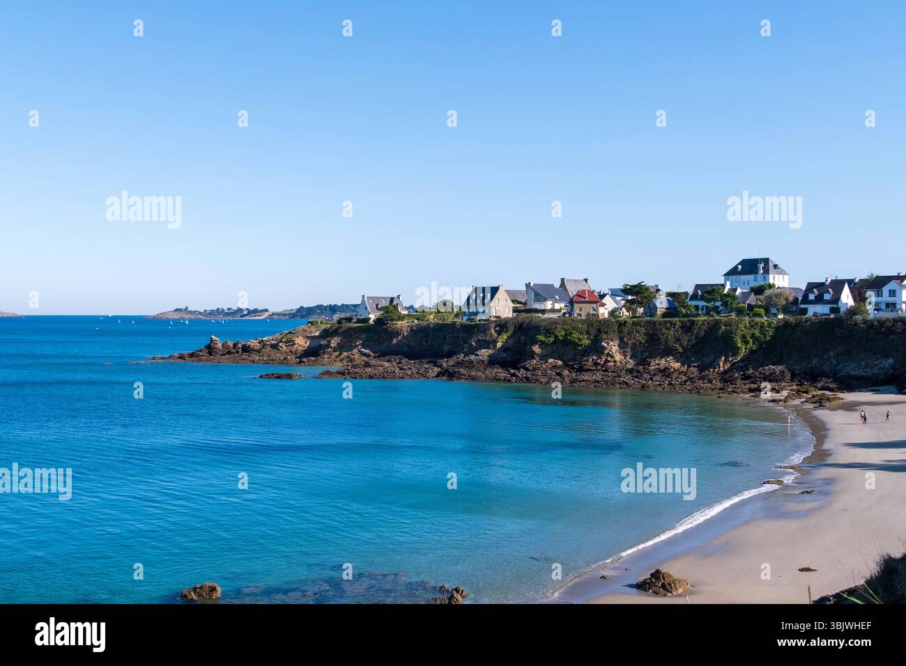 Lancieux (Bretagna, Francia nord-occidentale): Paesaggio costiero con case sul lungomare sopra la spiaggia di Buglais Foto Stock
