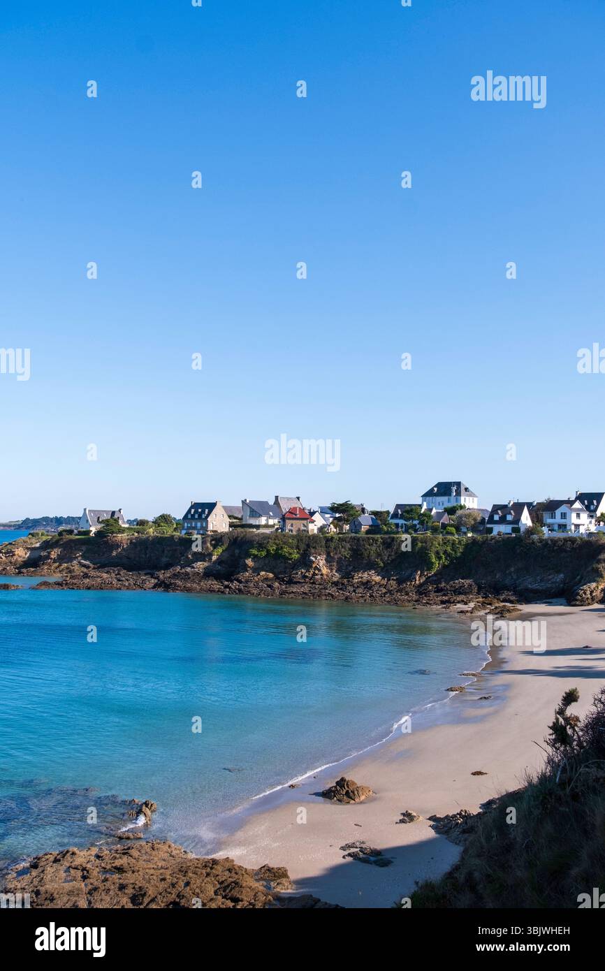 Lancieux (Bretagna, Francia nord-occidentale): Paesaggio costiero con case sul lungomare sopra la spiaggia di Buglais Foto Stock