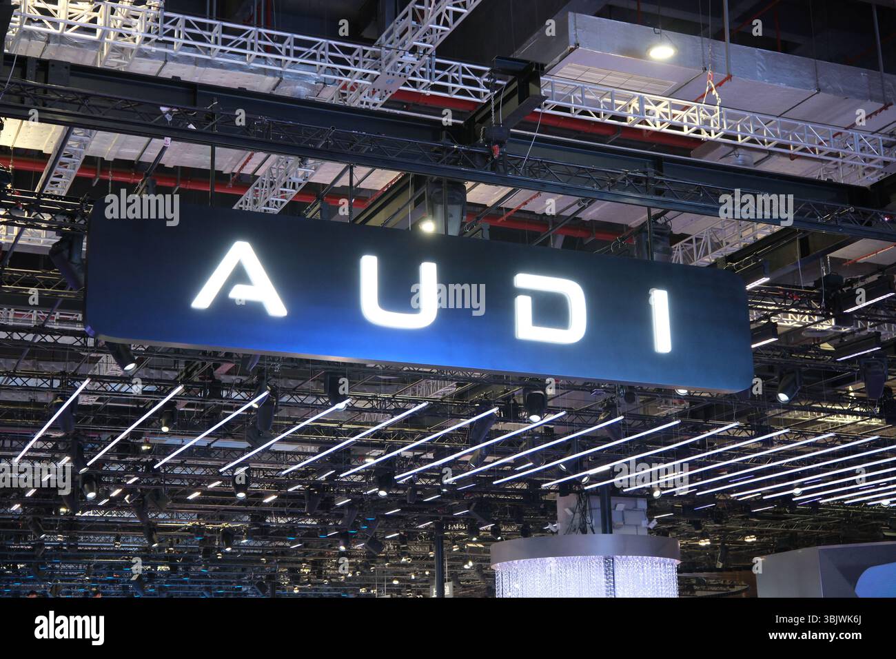 Shanghai, Cina - 26 aprile 2025: Logo del marchio della società AUDI Foto Stock