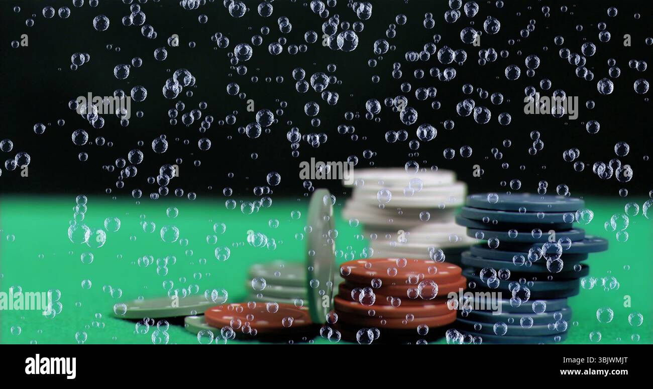 Mostra pile di chip di gioco poggiate su una superficie verde in feltro, con bolle d'aria che si muovono Foto Stock