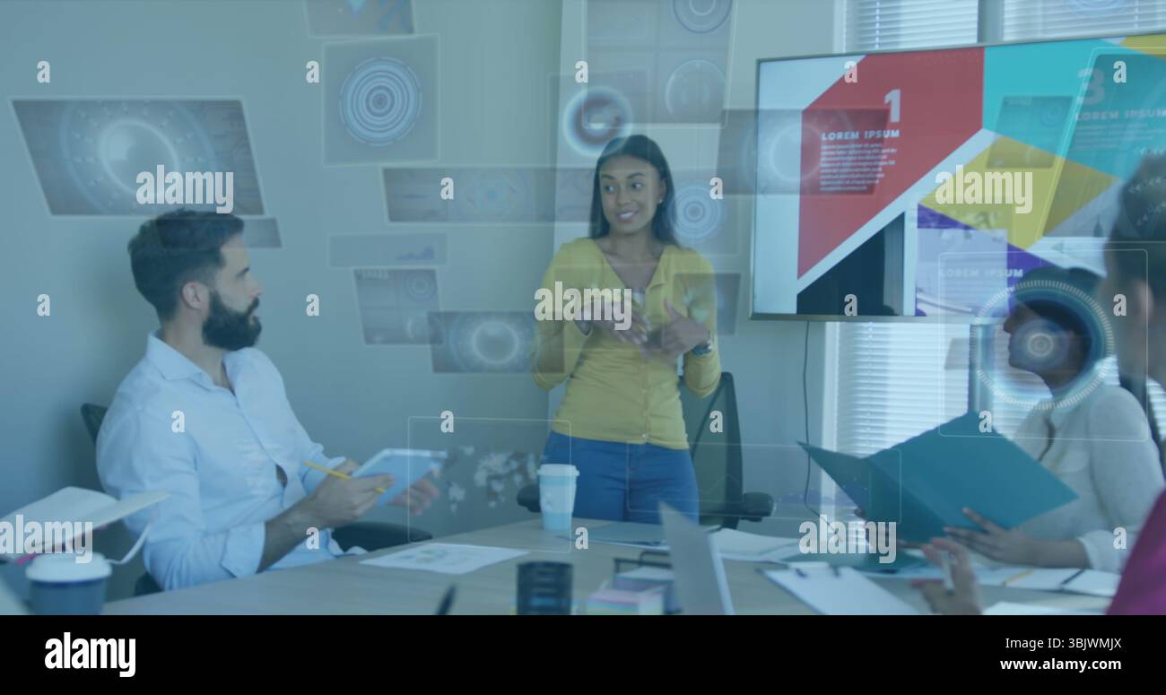 Presentazione di una donna dell'Asia meridionale che si muove verso l'esposizione in sala conferenze, con grafica olografica Foto Stock