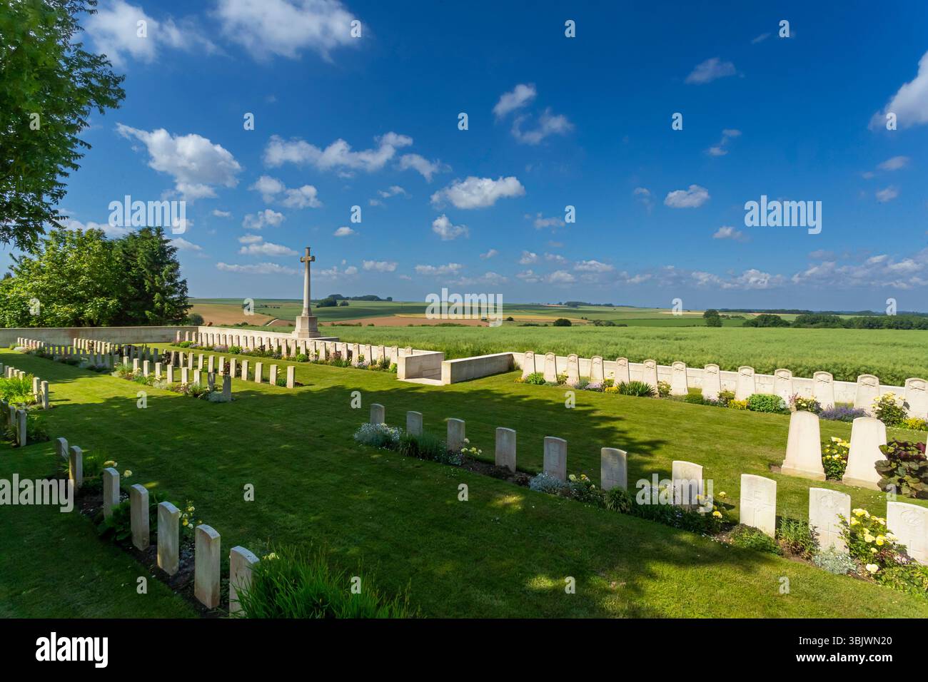 Louvencourt (Francia settentrionale): Il cimitero militare di Louvencourt, un cimitero militare della prima guerra mondiale eretto dalla Imperial War Graves Commission, t Foto Stock