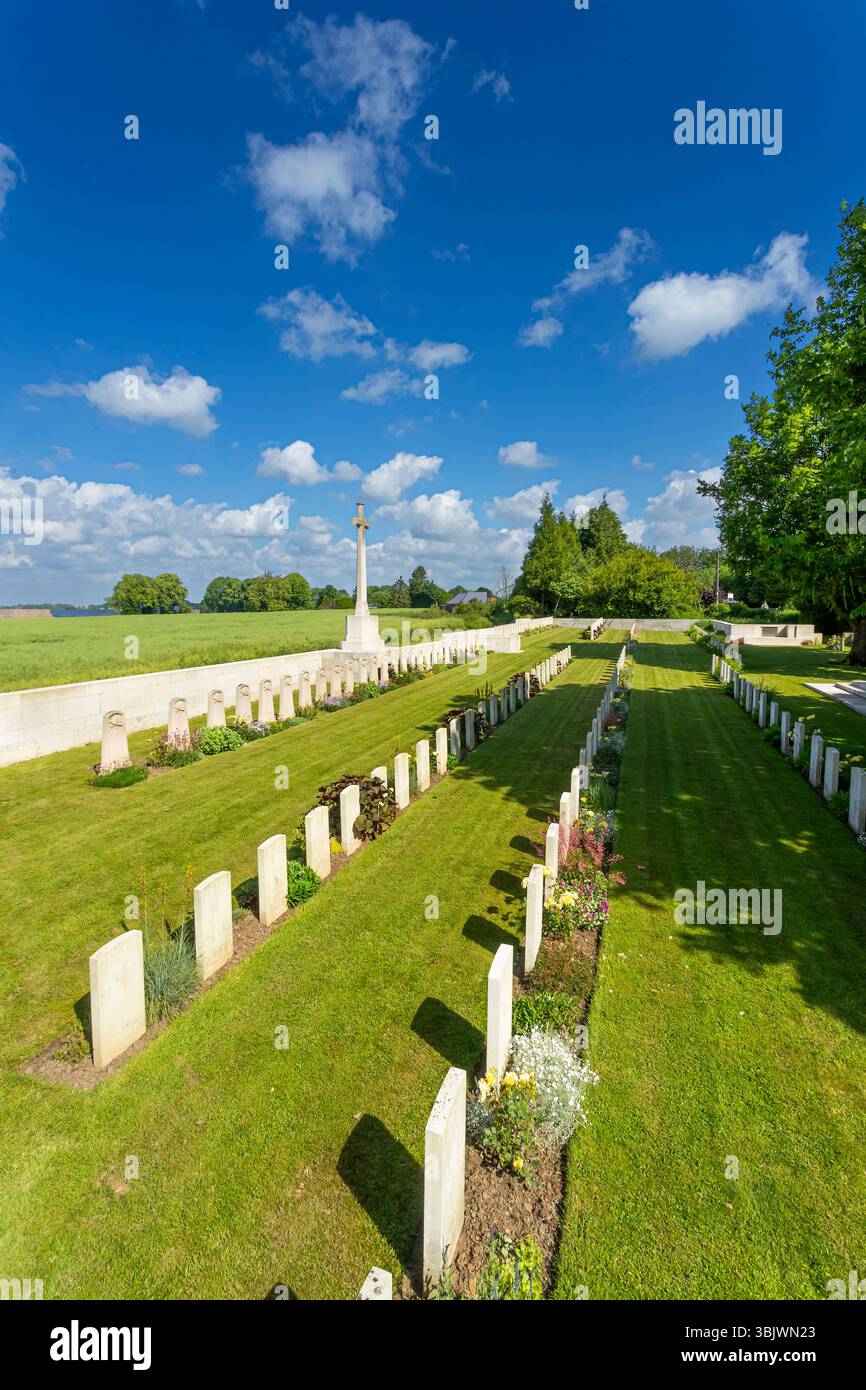 Louvencourt (Francia settentrionale): Il cimitero militare di Louvencourt, un cimitero militare della prima guerra mondiale eretto dalla Imperial War Graves Commission, t Foto Stock