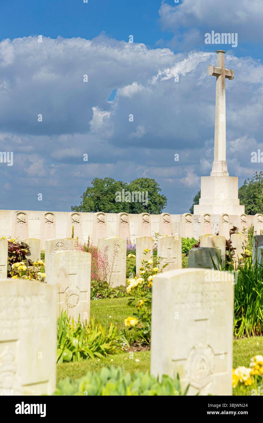 Louvencourt (Francia settentrionale): Il cimitero militare di Louvencourt, un cimitero militare della prima guerra mondiale eretto dalla Imperial War Graves Commission, t Foto Stock