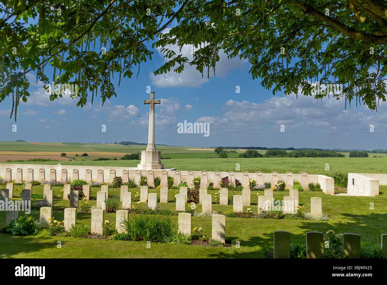 Louvencourt (Francia settentrionale): Il cimitero militare di Louvencourt, un cimitero militare della prima guerra mondiale eretto dalla Imperial War Graves Commission, t Foto Stock