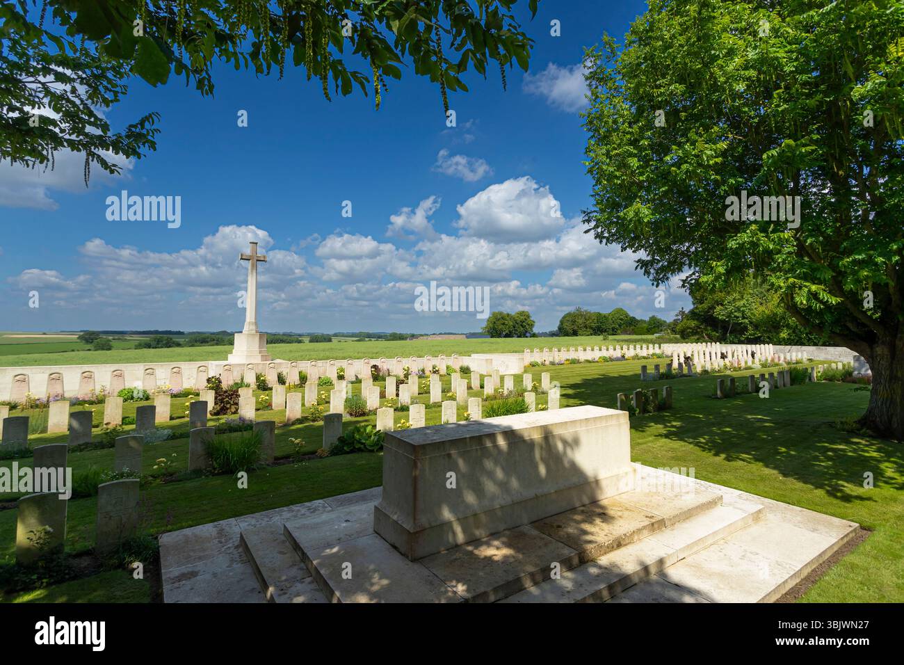 Louvencourt (Francia settentrionale): Il cimitero militare di Louvencourt, un cimitero militare della prima guerra mondiale eretto dalla Imperial War Graves Commission, t Foto Stock