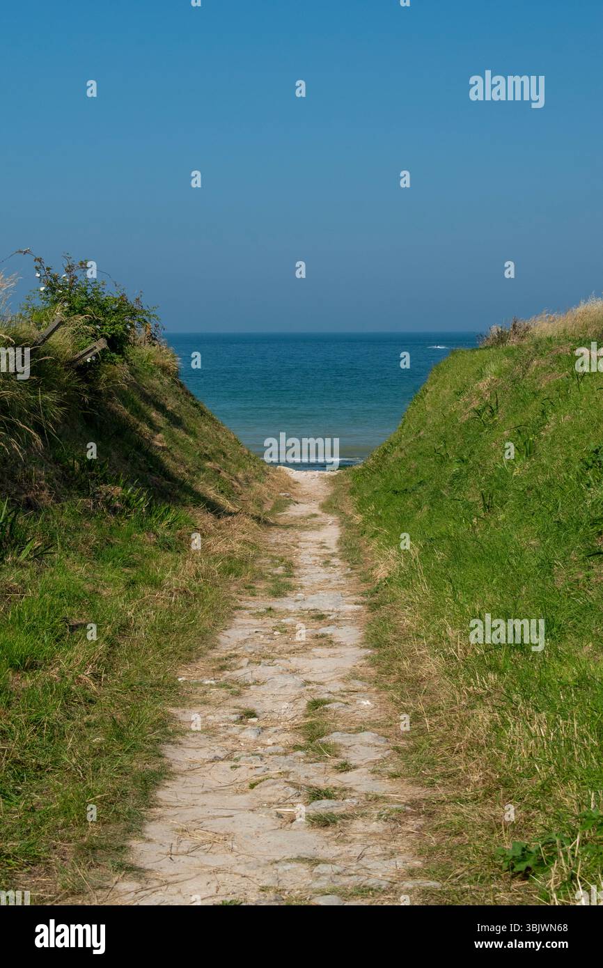 Francia: Percorso verso una delle spiagge dello sbarco in Normandia, operazione Nettuno, la più grande operazione anfibia della seconda guerra mondiale il 6 giugno 1944 contro i nazisti Foto Stock