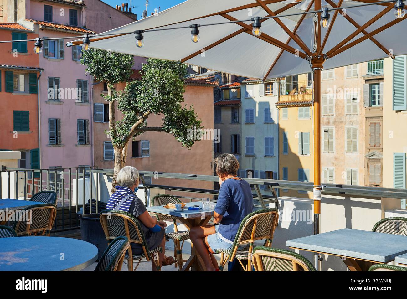 Tolone (Francia sud-orientale): Il mercato coperto da Biltoki. Bitoki è un operatore e gestore dei mercati alimentari centrali in Francia. Panoramica dal tetto Foto Stock