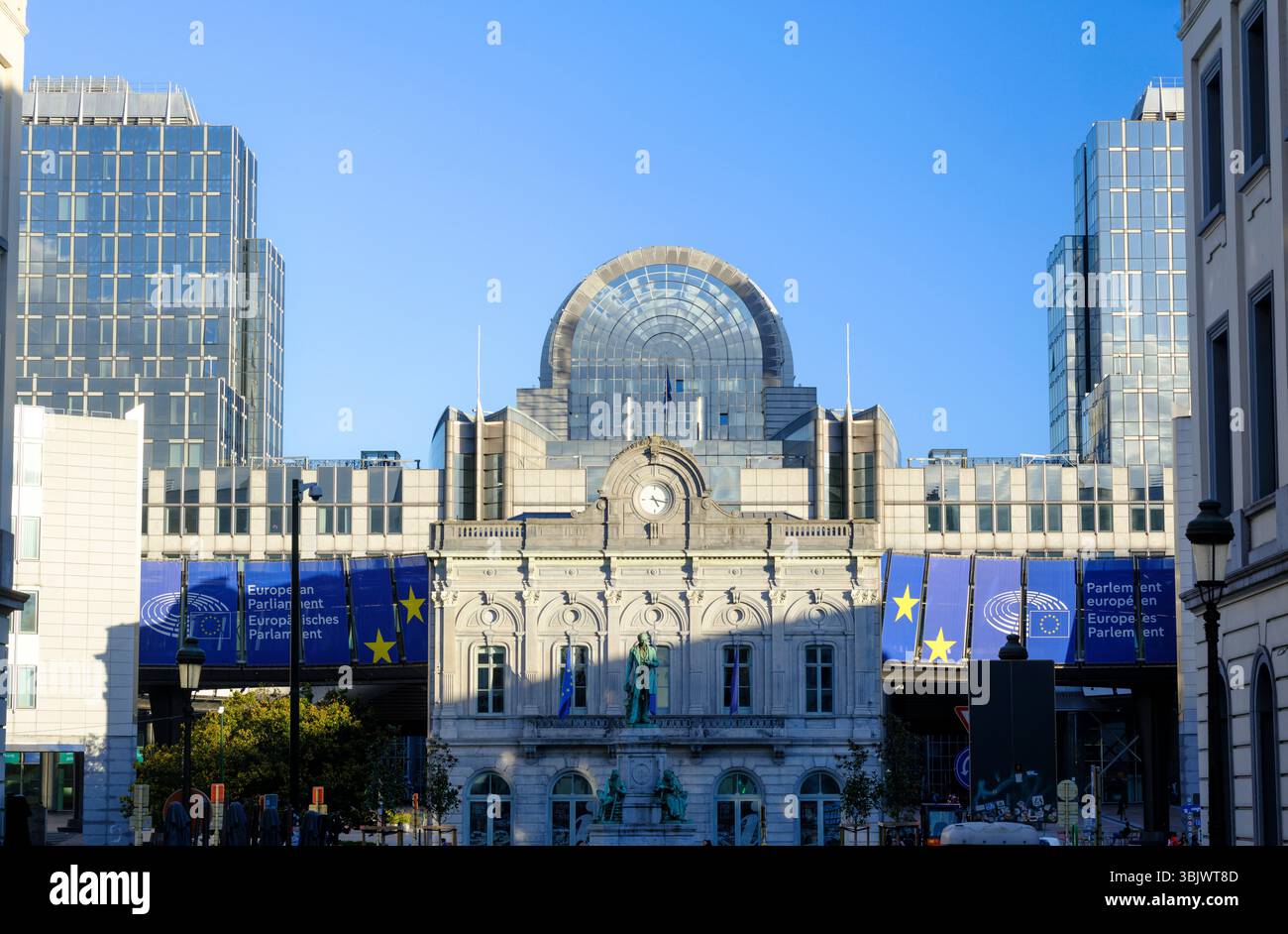 Belgio, Bruxelles: Edifici del Parlamento europeo, cupola dell'edificio Paul-Henri Spaak (PHS) e ex stazione ferroviaria di Lussemburgo Foto Stock