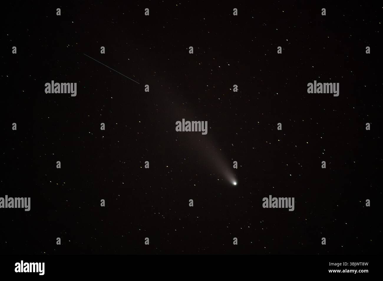 Cometa Tsuchinshan-ATLAS, nota anche come grande Cometa del 2024, nel cielo sopra la Rochelle il 23 ottobre 2024 Foto Stock