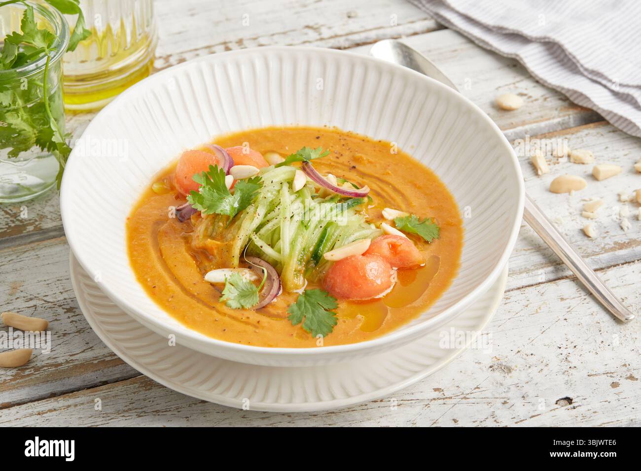 Zuppa di melone freddo e peperoni rossi: Un piatto estivo rinfrescante, fruttato e saporito a base di piante, perfetto come antipasto leggero o antipasto nelle giornate calde. Foto Stock