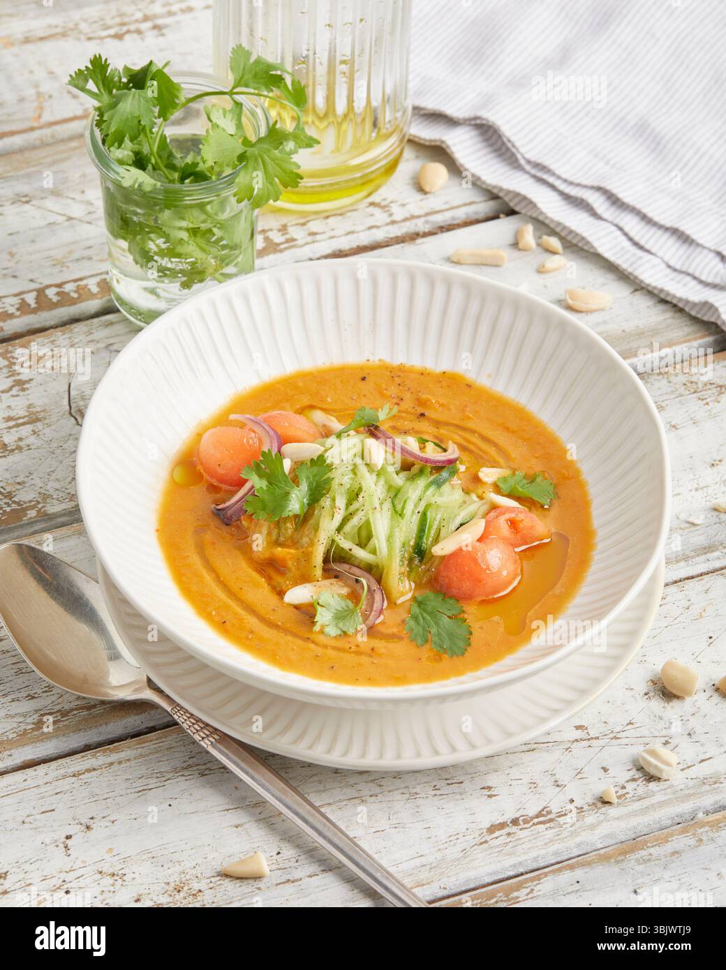 Zuppa di melone freddo e peperoni rossi: Un piatto estivo rinfrescante, fruttato e saporito a base di piante, perfetto come antipasto leggero o antipasto nelle giornate calde. Foto Stock