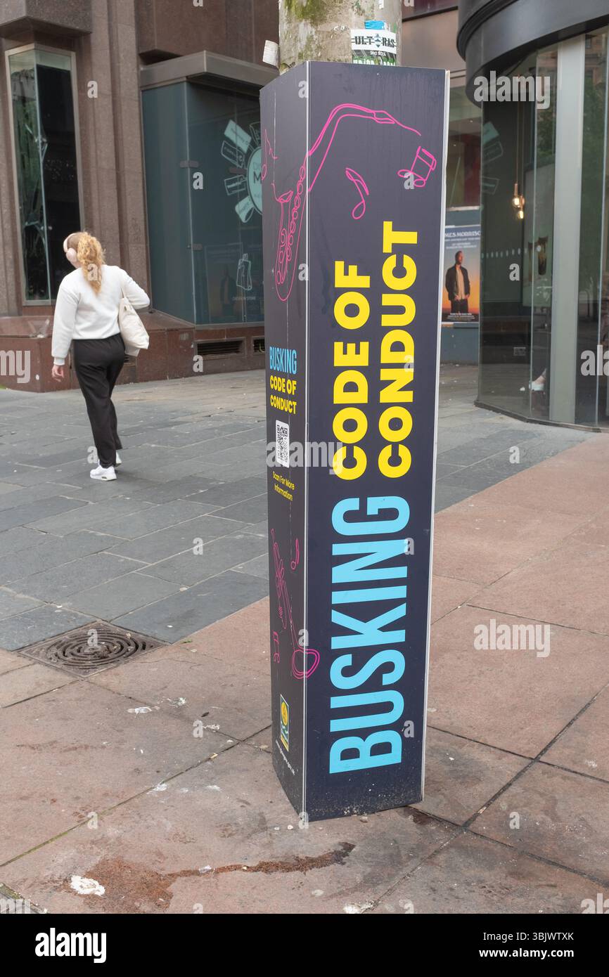 Pannello informativo sul codice di condotta degli autobus in Buchanan Street, nel centro di Glasgow, in Scozia, passeggia pedonale. Qui gli autobus sono molto popolari. Foto Stock