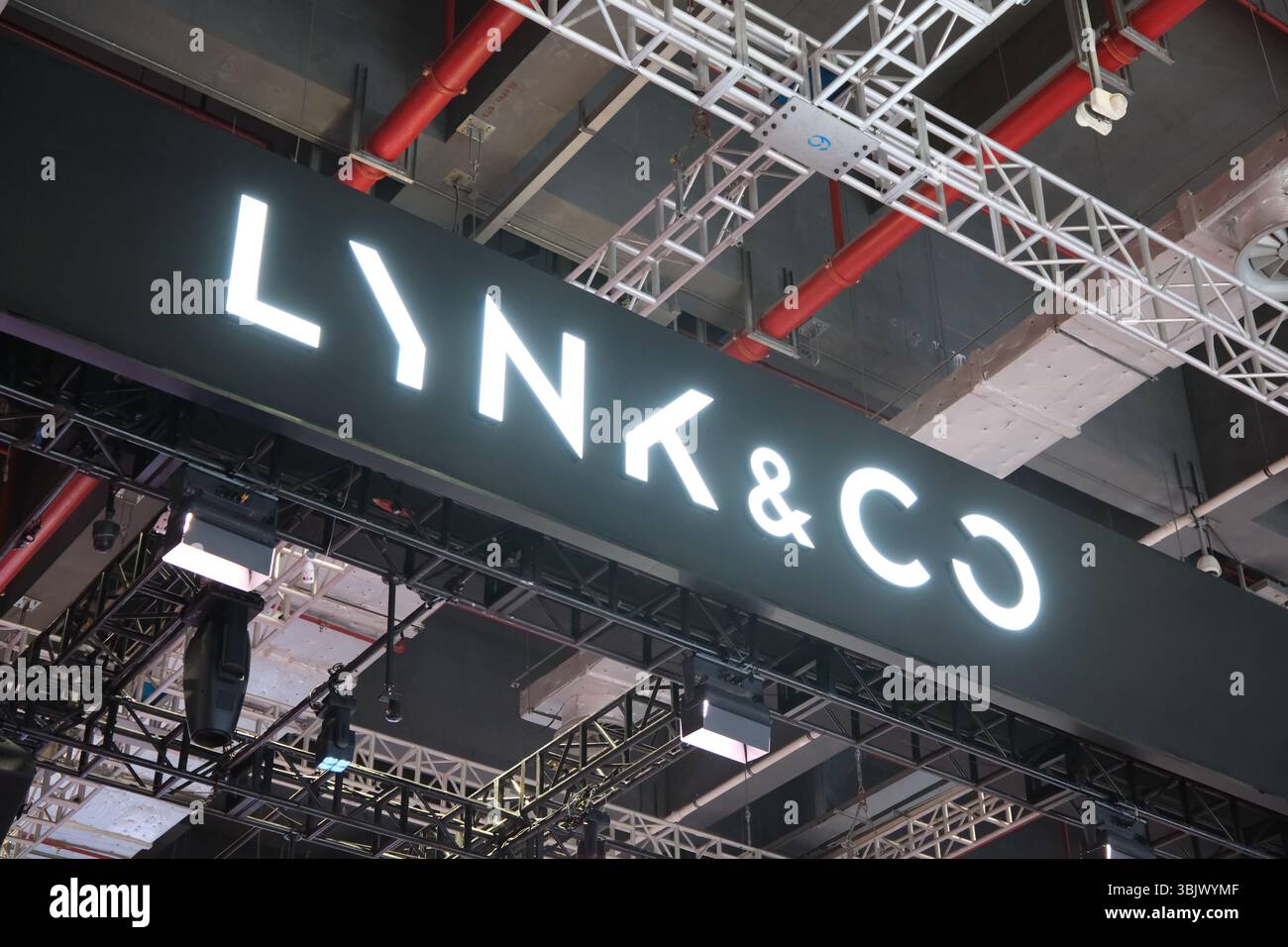 Shanghai, Cina - 26 aprile 2025: Logo del marchio Lynk & Co Automotive Technology Foto Stock