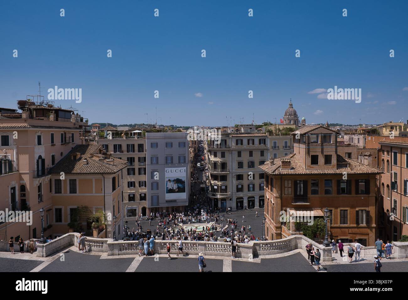 Una vista dalla cima di Piazza di Spagna che si affaccia sulla città di Roma Foto Stock