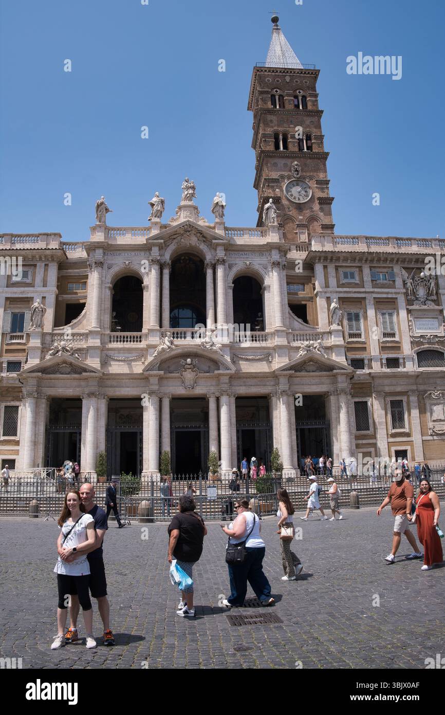 I turisti si recano nella chiesa di Santa Maria maggiore a Roma, per passare davanti alla tomba di Papa Francesco Foto Stock
