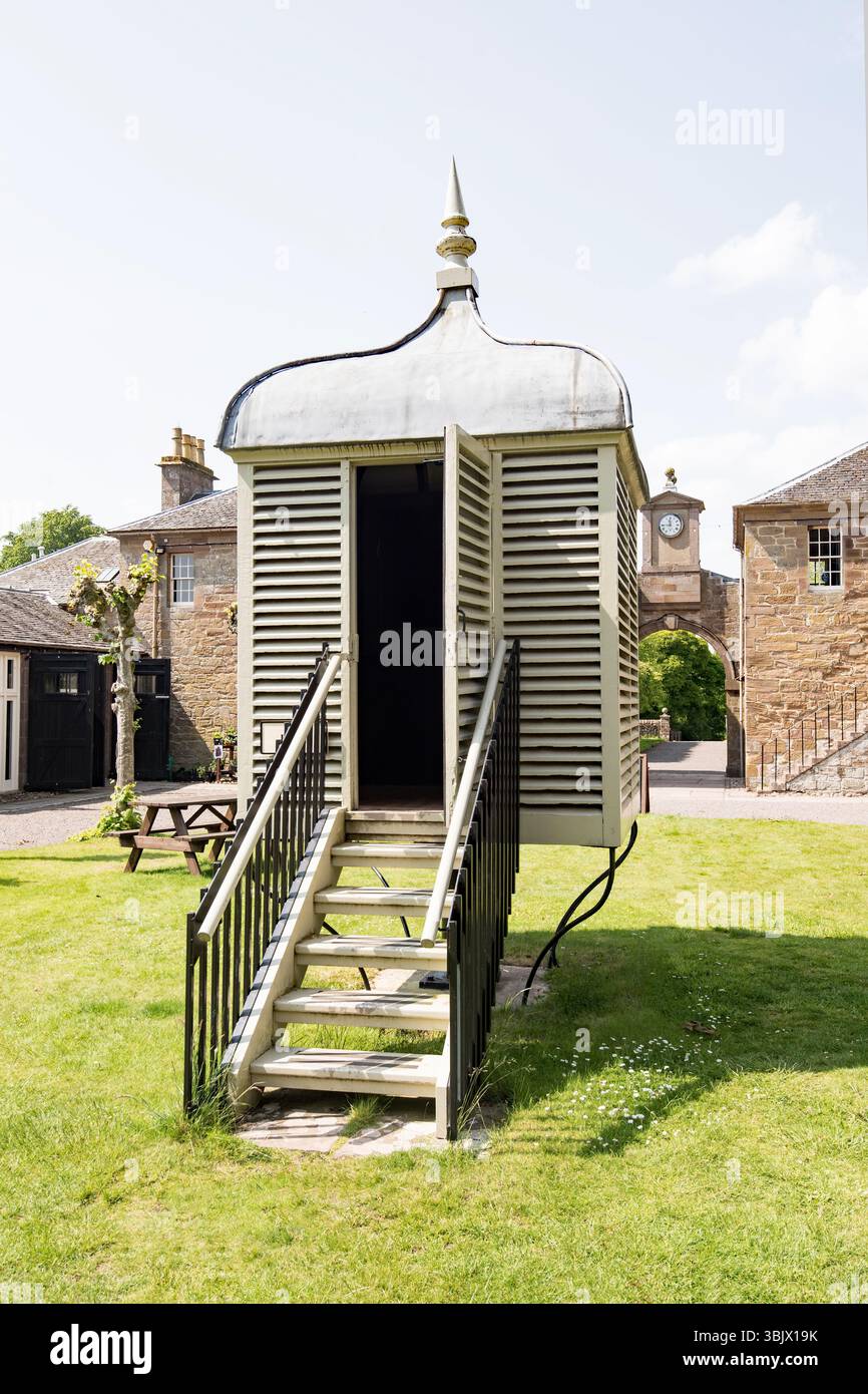Prima dell'avvento della refrigerazione, la Casa di Dun, come altre grandi case, avrebbe utilizzato una larve, uno spazio fresco e ben ventilato per conservare il cibo. Foto Stock