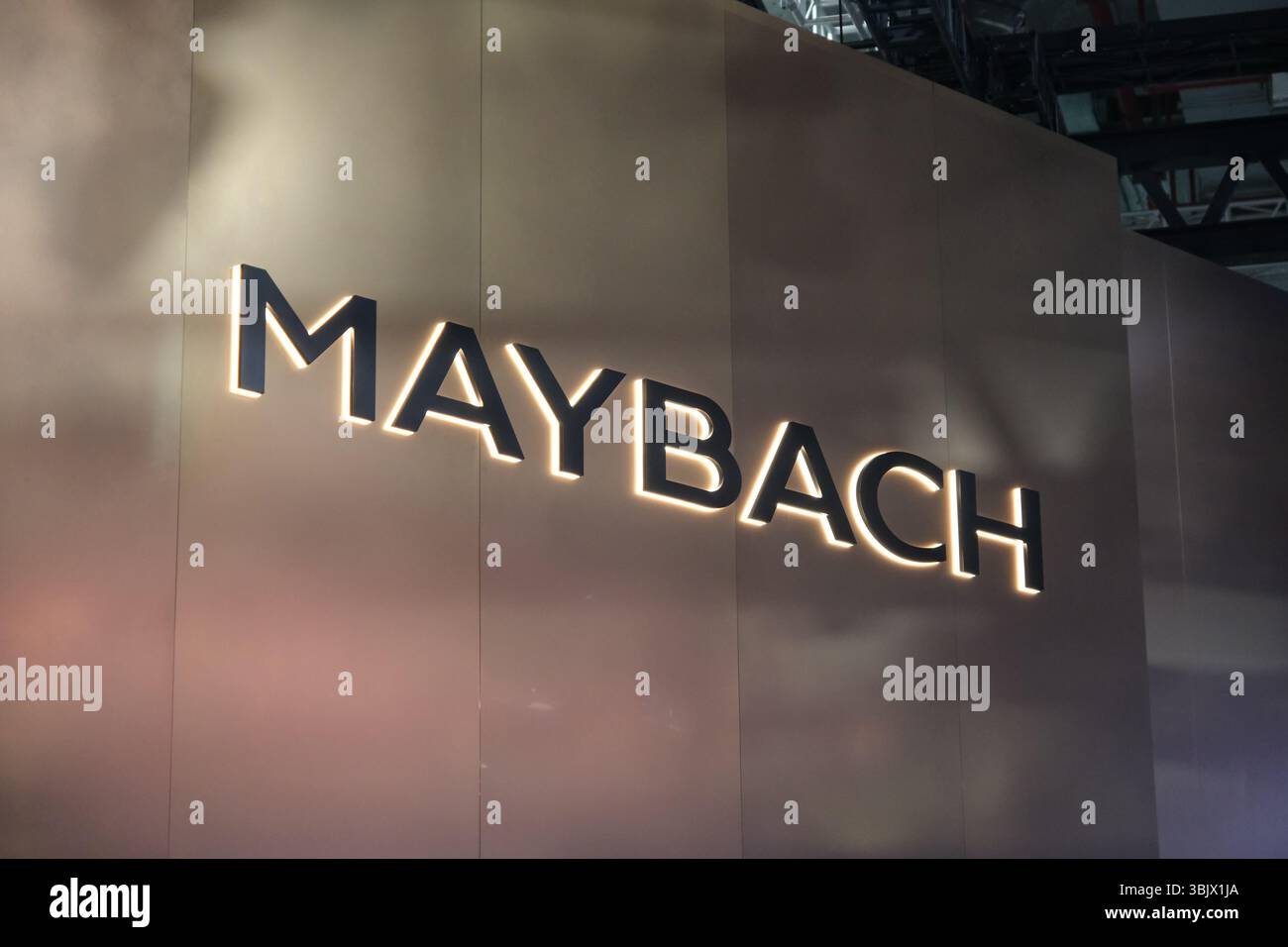 Shanghai, Cina - 26 aprile 2025: Logo del marchio della società Maybach Foto Stock