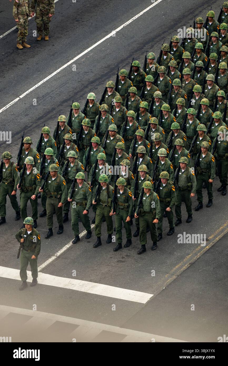I soldati dell'esercito degli Stati Uniti che rappresentavano l'era della guerra del Vietnam dalla 101st Airborne Division con sede a Fort Campbell, Kentucky, partecipano alla 250th Army Birthday Parade il 14 giugno 2025, a Washington, D.C. la parata comprendeva circa 6.700 soldati, 150 veicoli, 50 aerei, 34 cavalli, due muli e un cane per evidenziare i 250 anni di servizio dell'esercito nella nazione. (Foto dell'esercito degli Stati Uniti del sergente Aaron Troutman) Foto Stock