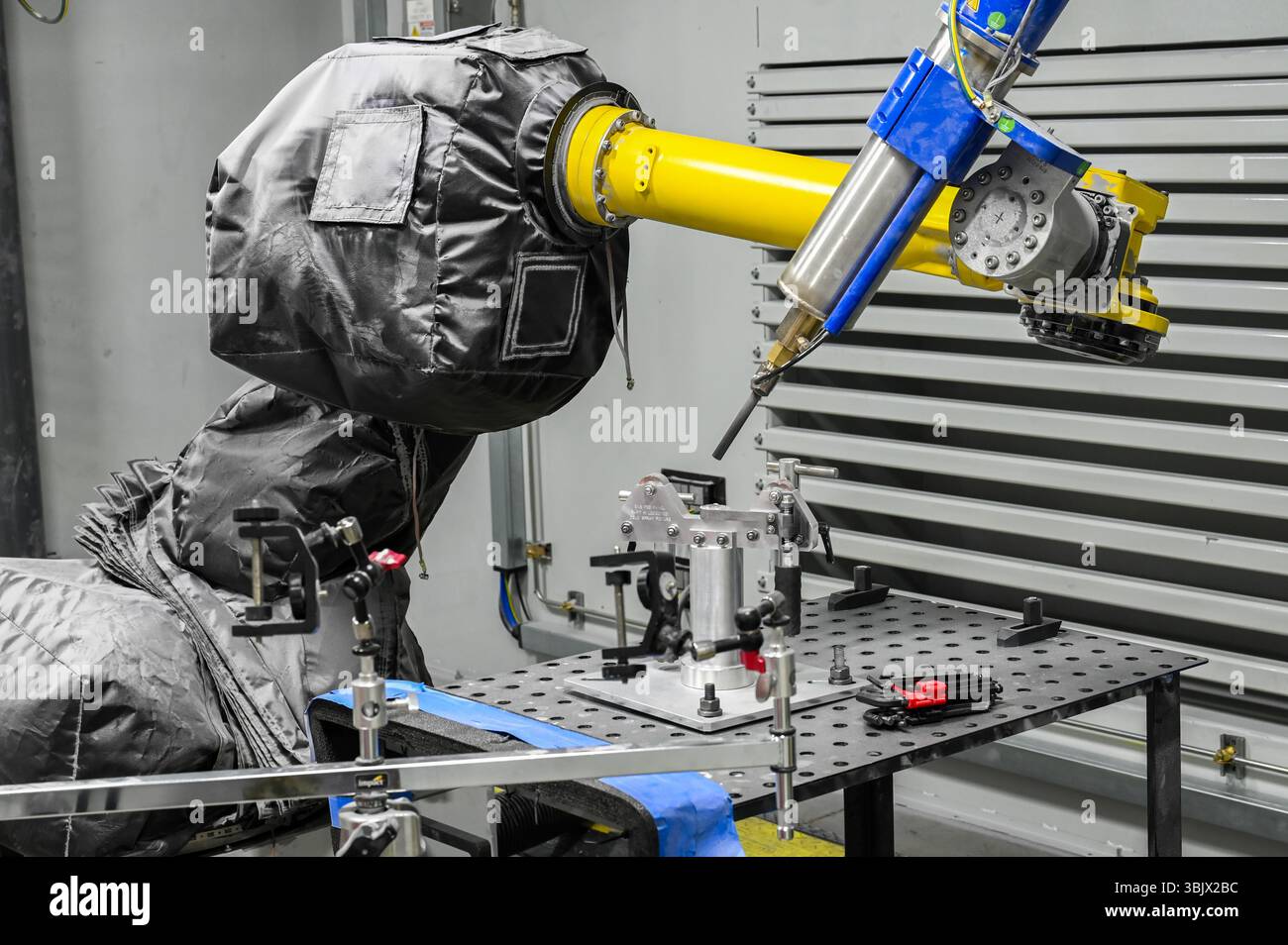 Un braccio robotico dotato del sistema di irrorazione Centerline SST EPX dimostra il suo movimento meccanico presso il Cold Spray Repair Development Center dell'ES3, Abilene, Texas, 20 maggio 2025. Il braccio posiziona il sistema di irrorazione in modo da applicare con precisione la polvere metallica su una superficie mirata. (Foto della U.S. Air Force di Airman di 1st Class Adrien Tran) Foto Stock