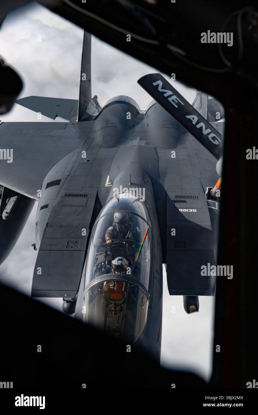Un F-15E Strike Eagle della U.S. Air Force assegnato al 492nd Fighter Squadron, RAF Lakenheath, Inghilterra, riceve carburante dietro un KC-135R Stratotanker della U.S. Air Force dal 101st Air Refueling Wing della Maine Air National Guard, durante l'esercitazione Atlantic Trident 25, 16 giugno 2025, sulla Finlandia. La serie Atlantic Trident Exercise fu formata dopo la Trilateral Strategic Initiative tra la U.S. Air Force, la Royal Air Force e la French Air Force, con le prime due edizioni che si svolsero nel 2016 e nel 2017 presso la Langley Air Force base, in Virginia. (Foto della U.S. Air National Guard di Airman 1st Class Foto Stock