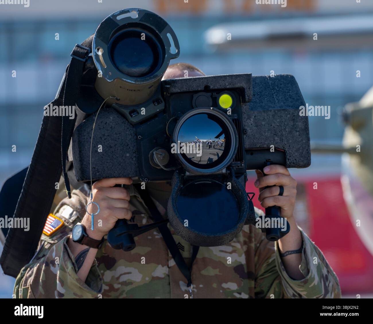 Un soldato statunitense dimostra il sistema d'arma FGM-148 Javelin durante il Paris Airshow all'Aeroporto di le Bourget, in Francia, 16 giugno 2025. L'evento internazionale mette in mostra le capacità alleate in campo aereo e di difesa, rafforzando l'impegno degli Stati Uniti a favore della deterrenza integrata e della sicurezza collettiva insieme ai partner della NATO. (Foto U.S. Air Force di staff Sgt. Brieana E. Bolfing) Foto Stock