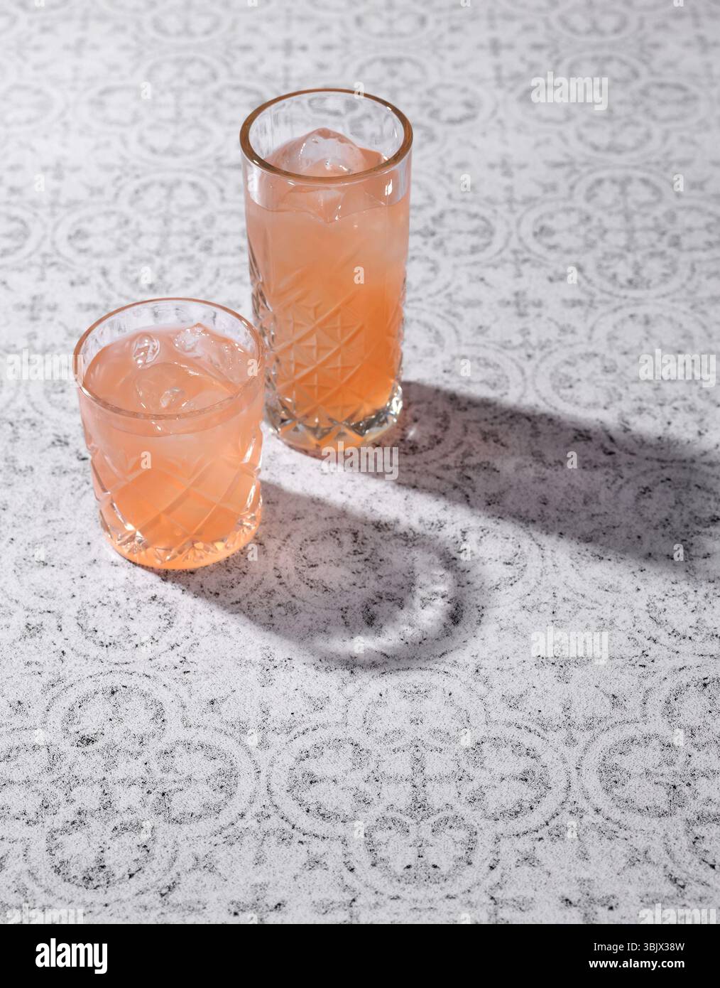 due bicchieri mocktail su sfondo grigio solare Foto Stock
