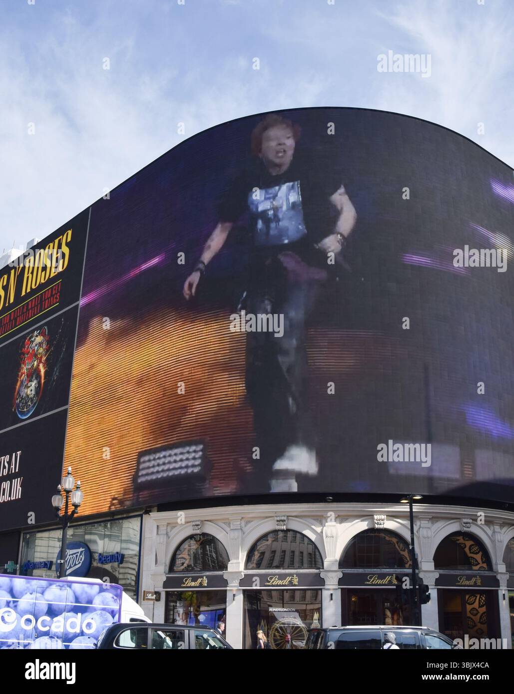Londra, Regno Unito. 17 giugno 2025. Lo schermo Piccadilly Lights di Piccadilly Circus mostra Axl Rose sul palco nel filmato promozionale per il prossimo concerto dei Guns N' Roses al Wembley Stadium, parte del loro tour "Because What You Want and What You Get Are Two Not Things" (perché quello che vuoi e quello che ottieni sono due cose completamente diverse). Crediti: Vuk Valcic/Alamy Live News Foto Stock