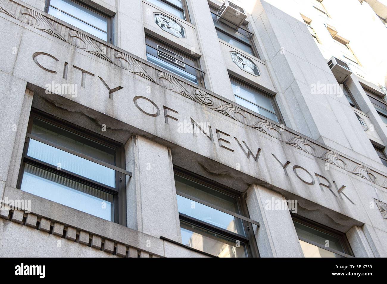 Facciata di un edificio governativo di New York City che mostra dettagli architettonici e iscrizioni alla luce del giorno Foto Stock
