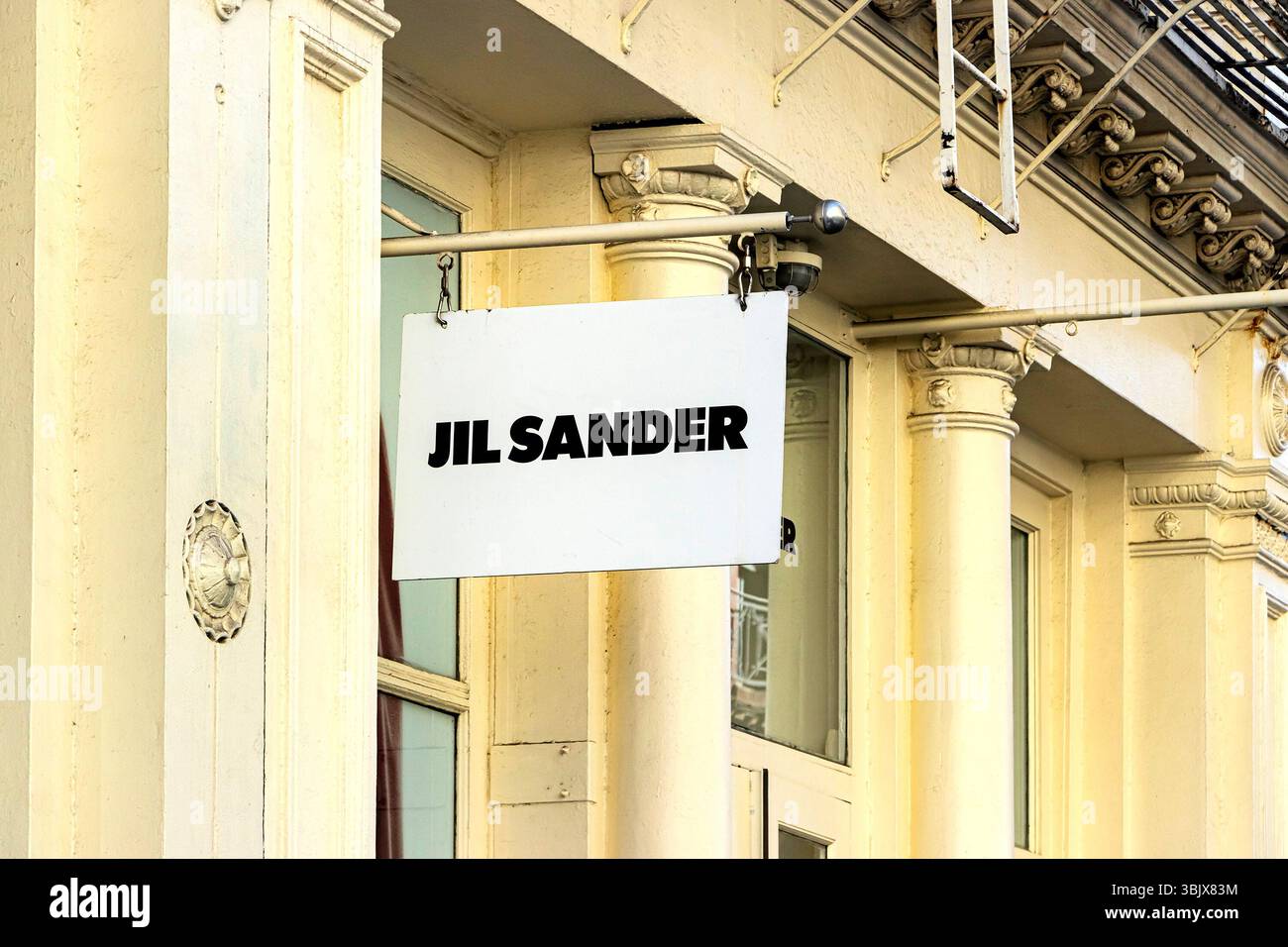 Il negozio Sign of Jil Sander all'esterno di un edificio storico con dettagli architettonici classici a soho manhattan, New york City Foto Stock