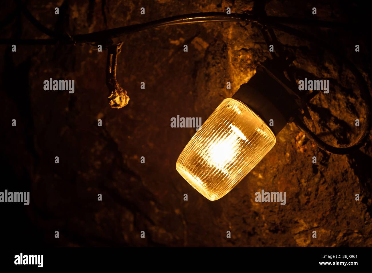 Vecchia luce elettrica nella caverna Foto Stock