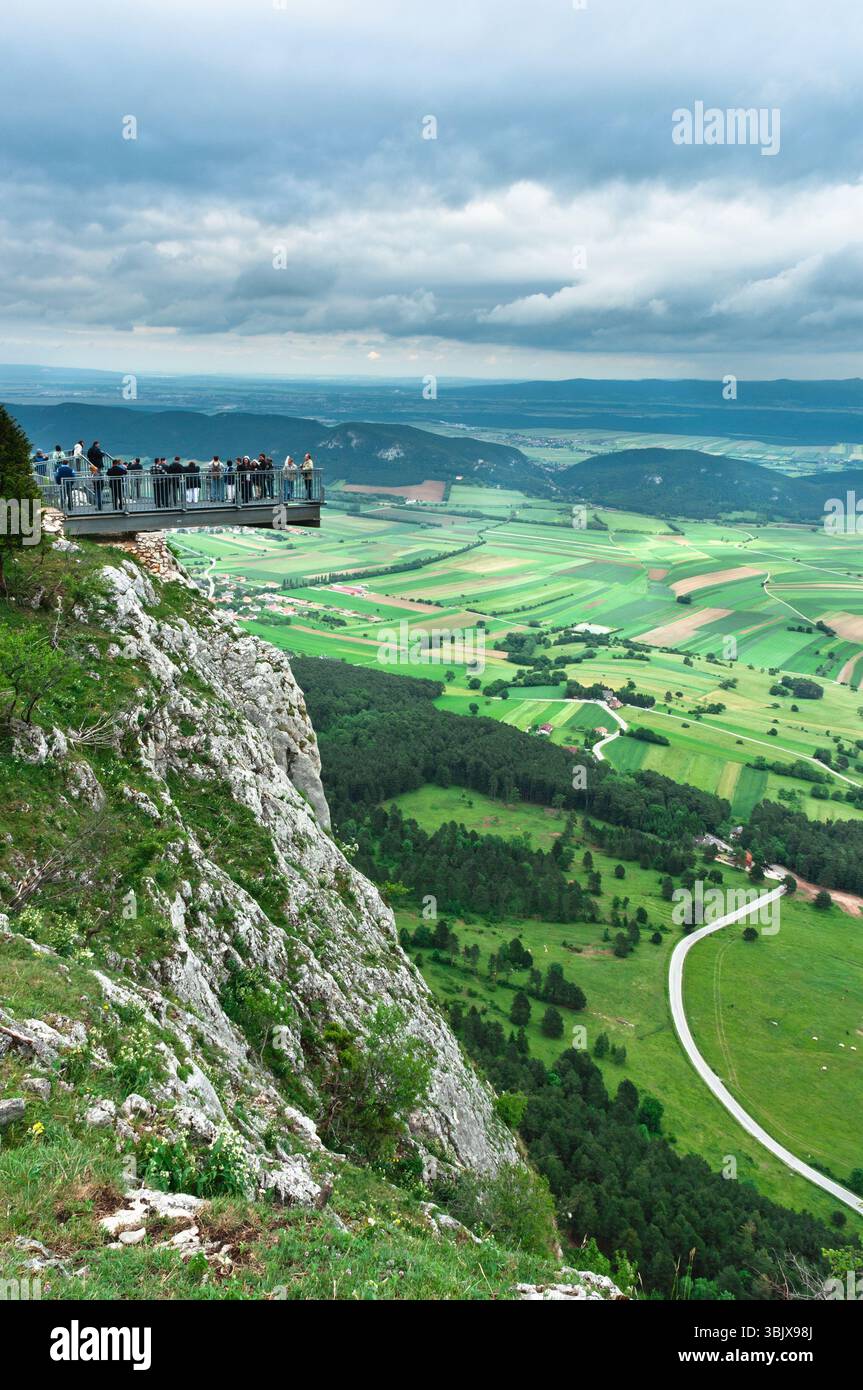 Punto panoramico con campi verdi e montagne Foto Stock