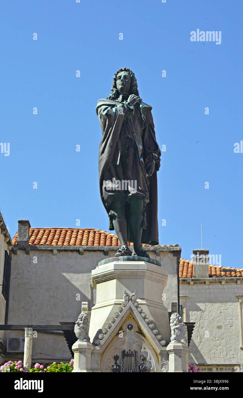 Monumento in bronzo dedicato allo scrittore Ivan Gundulic, situato nel centro storico di Dubrovnik, Croazia Foto Stock