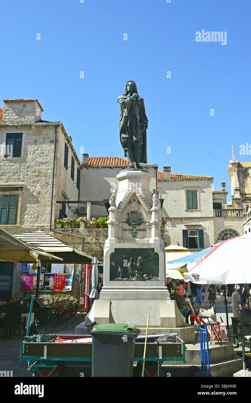 Monumento in bronzo dedicato allo scrittore Ivan Gundulic, situato nel centro storico di Dubrovnik, Croazia Foto Stock