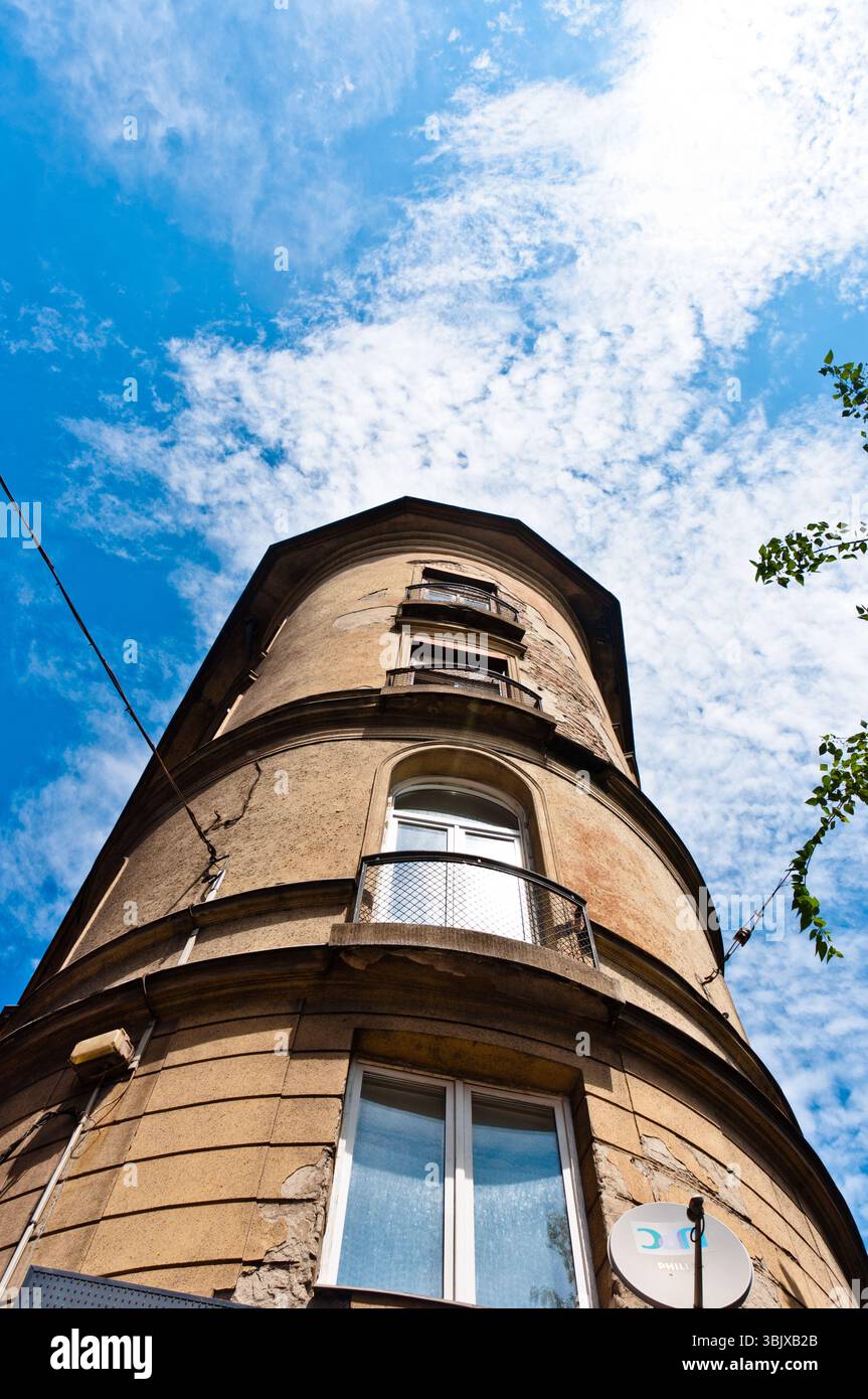 Inquadratura angolare di un alto edificio con cielo blu Foto Stock