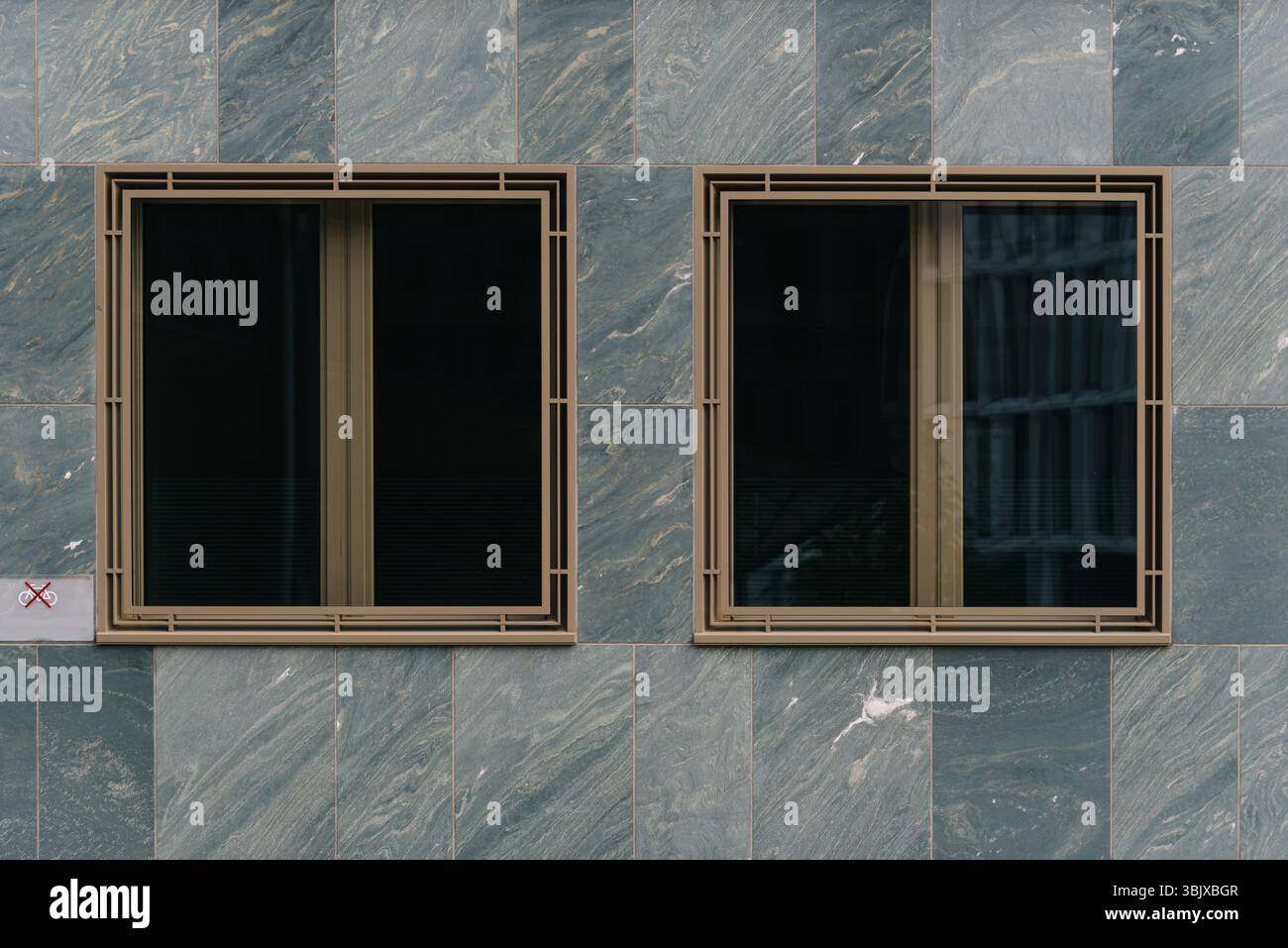 Due finestre in alluminio su parete in pietra, Symmetry Foto Stock