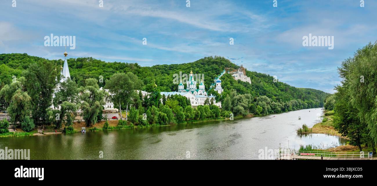 Fiume Seversky Donets vicino a Svyatogorsk lavra in Ucraina Foto Stock