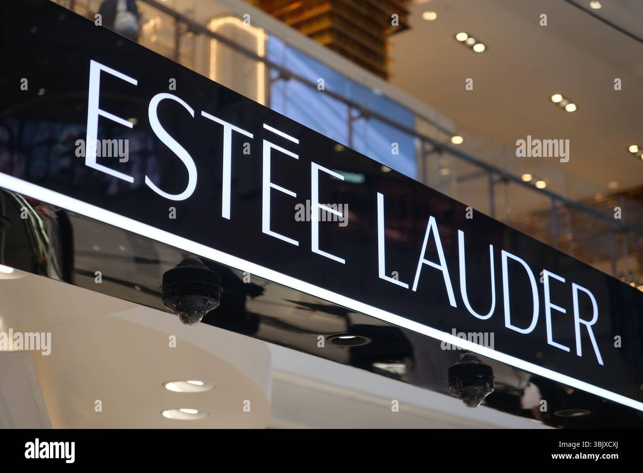 Shanghai, Cina - 10 agosto 2024: Logo del marchio Estée Lauder in negozio Foto Stock