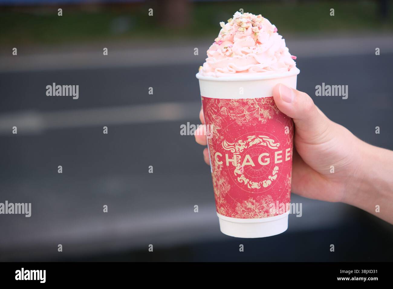 Shanghai, Cina - 31 agosto 2024: Tazza di tè al latte CHAGEE Foto Stock