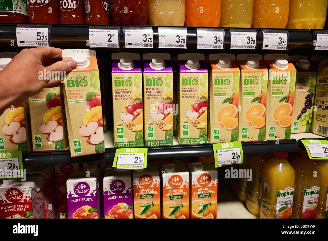 Succhi di frutta con etichetta biologica in un negozio di alimentari Foto Stock