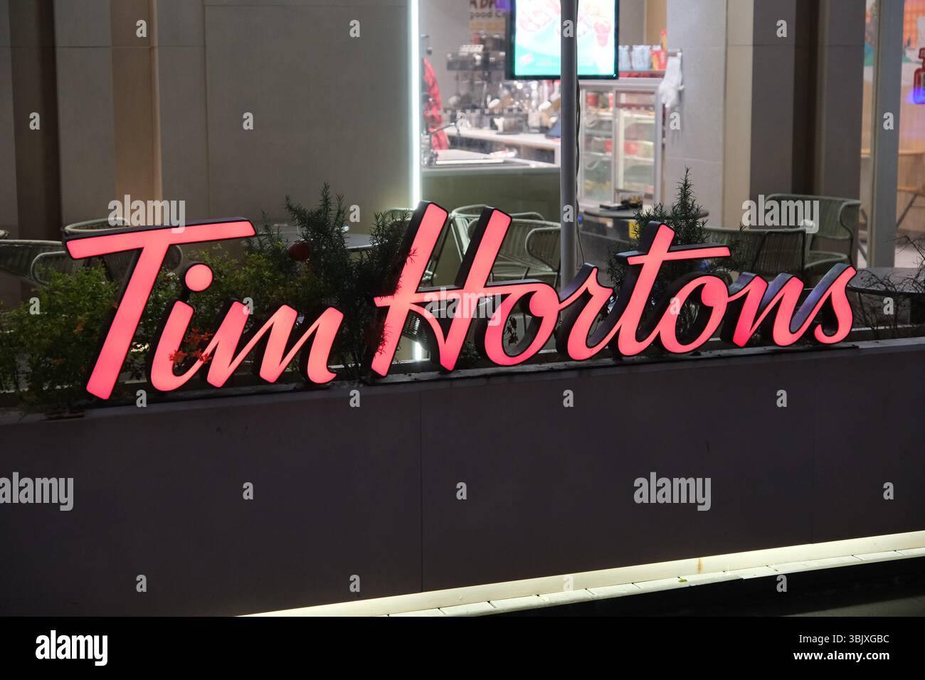 Shanghai, Cina - 4 aprile 2025: Logo del marchio Tim Hortons Foto Stock