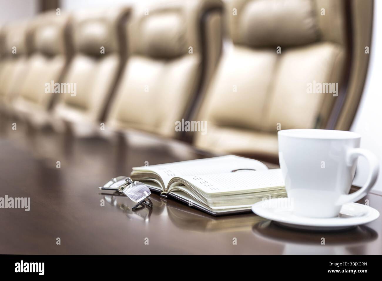 Una moderna sala riunioni Foto Stock