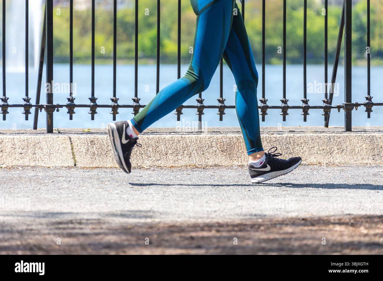 NEW YORK, USA - 15 MAGGIO 2019: Jogger che corre lungo il bacino idrico di Central Park a New York. Central Park è piena di persone attive Foto Stock