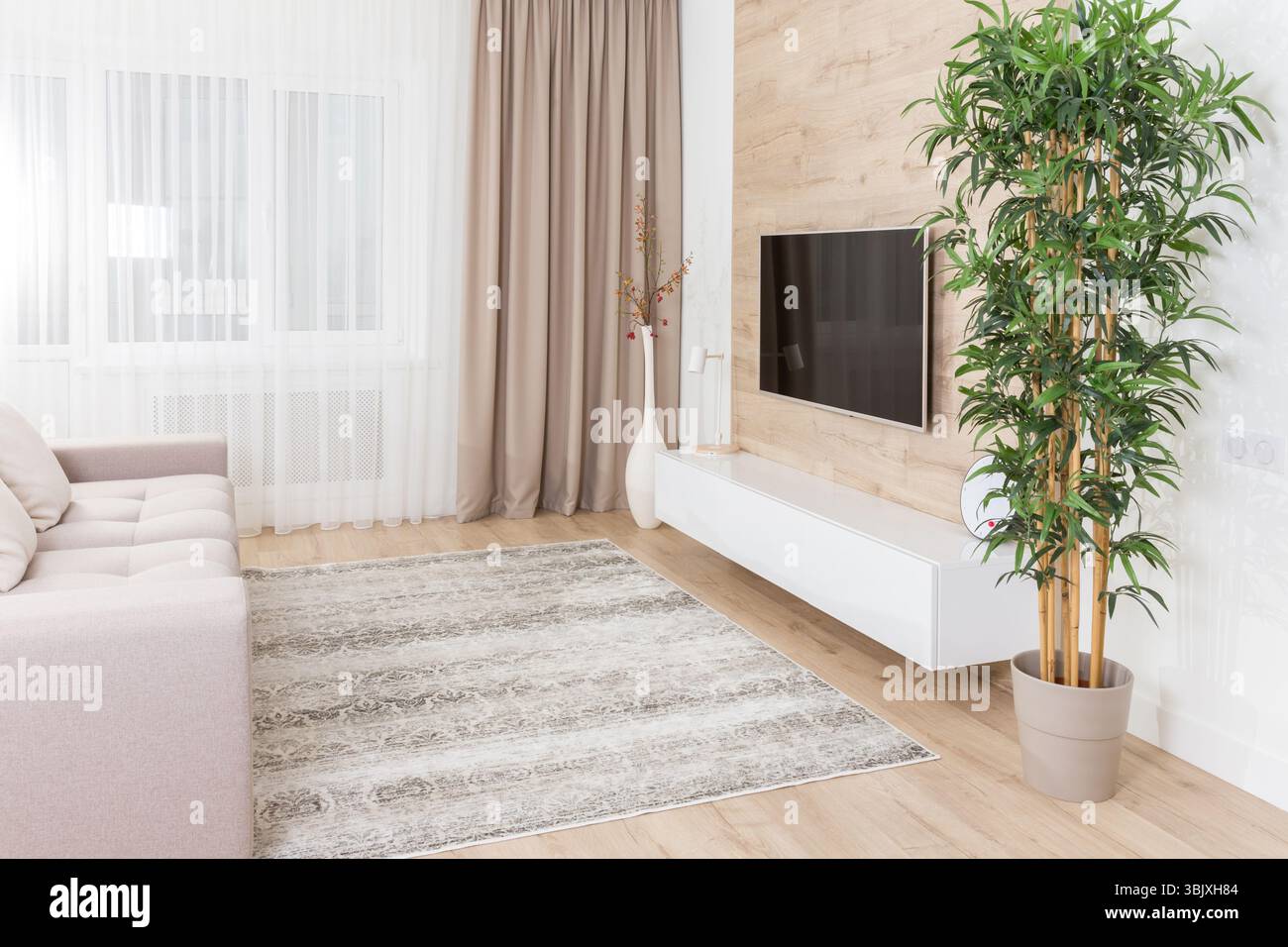 Soggiorno con divano e tv LED su parete in legno Foto Stock